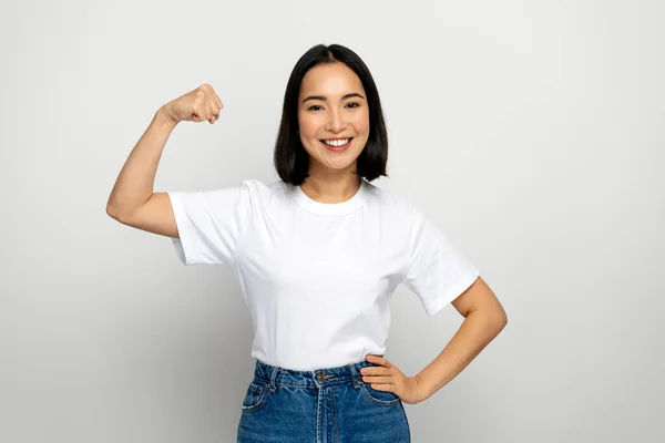 Retrato Mujer Levantando Brazos Mostrando Bíceps Como Metáfora Del Poder — Foto de Stock