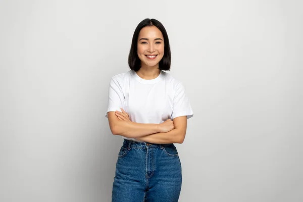 Retrato Feliz Éxito Mujer Asiática Posando Brazos Cruzados Mirando Cámara —  Fotos de Stock
