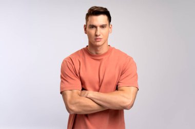 Ciddi bir ifadeyle kameraya bakan özgüvenli bir adamın portresi. Gülümsemeyen kararlı bir iş adamı. Stüdyoda çekim izole edildi 