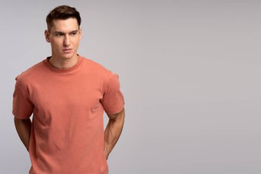 Ciddi bir ifadeyle kameraya bakan özgüvenli bir adamın portresi. Gülümsemeyen kararlı bir iş adamı. Stüdyoda çekim izole edildi 