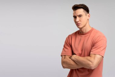 Ciddi bir ifadeyle kameraya bakan özgüvenli bir adamın portresi. Gülümsemeyen kararlı bir iş adamı. Stüdyoda çekim izole edildi 