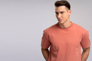 Ciddi bir ifadeyle kameraya bakan özgüvenli bir adamın portresi. Gülümsemeyen kararlı bir iş adamı. Stüdyoda çekim izole edildi 