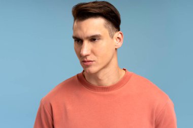 Ciddi bir ifadeyle kameraya bakan özgüvenli bir adamın portresi. Gülümsemeyen kararlı bir iş adamı. Stüdyoda çekim izole edildi 