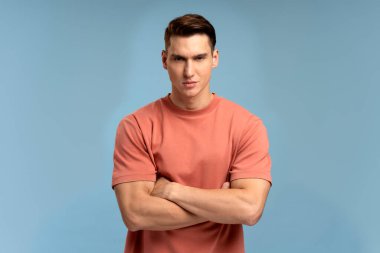 Ciddi bir ifadeyle kameraya bakan özgüvenli bir adamın portresi. Gülümsemeyen kararlı bir iş adamı. Stüdyoda çekim izole edildi 