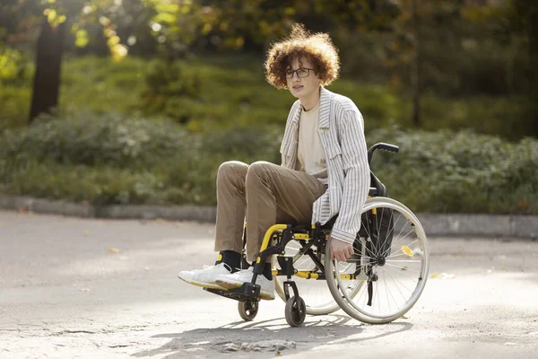 Позитивний Хлопець Носить Окуляри Сидить Інвалідному Кріслі Молодий Пацієнт Проводить — стокове фото