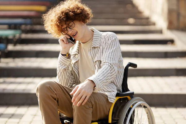 Людина Обмеженими Можливостями Інвалідному Візку Розмовляє Телефону Красивий Чоловік Парку — стокове фото