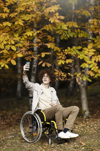 Веселий Хлопець Інвалід Сидить Інвалідному Візку Бере Селфі Смартфон Молода — стокове фото