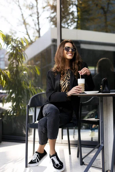 Encantadora Sonriente Joven Sentada Una Mesa Bebiendo Trago Café Café — Foto de Stock