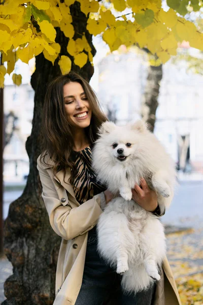 Menina Bonito Sorridente Segura Cão Branco Seus Braços Rua Sob — Fotografia de Stock