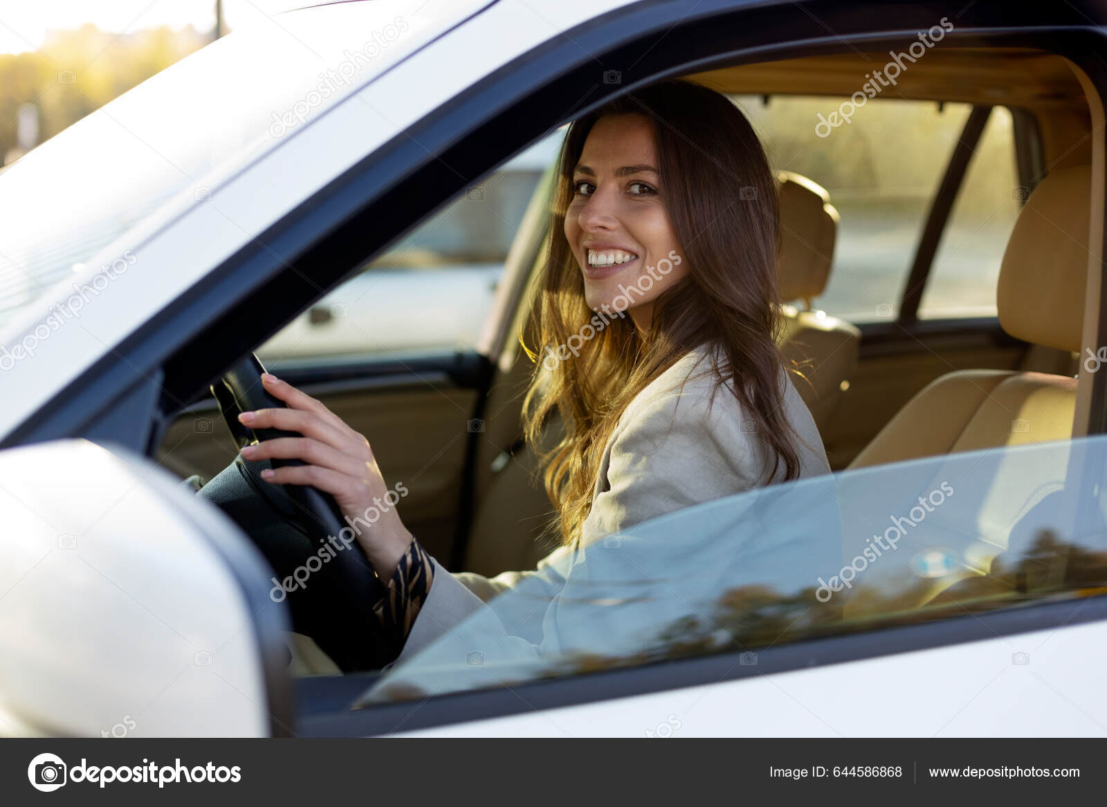 Jolie Jeune Fille Brune Conduisant Une Voiture Une Jeune Femme image libre  de droit par Svyatkovsky © #644586868