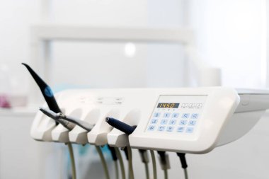 Diş muayenehanesi diş tedavisi için diş aletleriyle donatılmıştır. Hastaların tedavisine profesyonel bir yaklaşım.