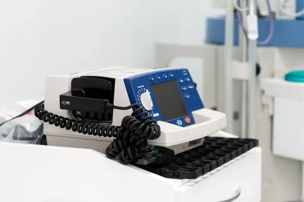 Beyaz Koğuştaki Masada Bir Defibrilatör Var Nsanların Hayatını Kurtarma Kavramı — Stok fotoğraf