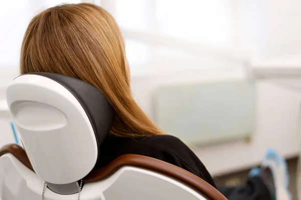 Dişçi Koltuğunda Oturan Bir Kadının Arka Görüntüsü Parlak Ferah Dişçi — Stok fotoğraf