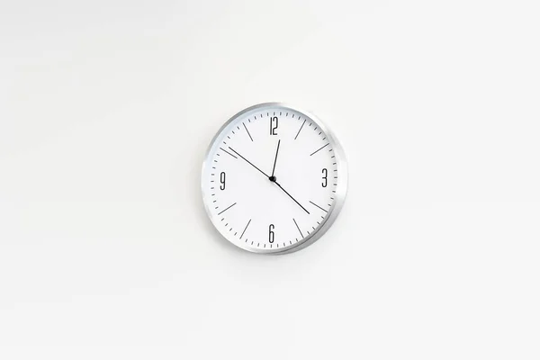 Biały Zegar Wisi Białej Ścianie Miejsce Tekst Miejsce Kopię — Zdjęcie stockowe