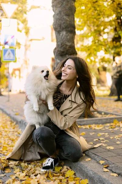 Menina Atraente Está Segurando Cão Branco Cão Está Latindo Menina — Fotografia de Stock