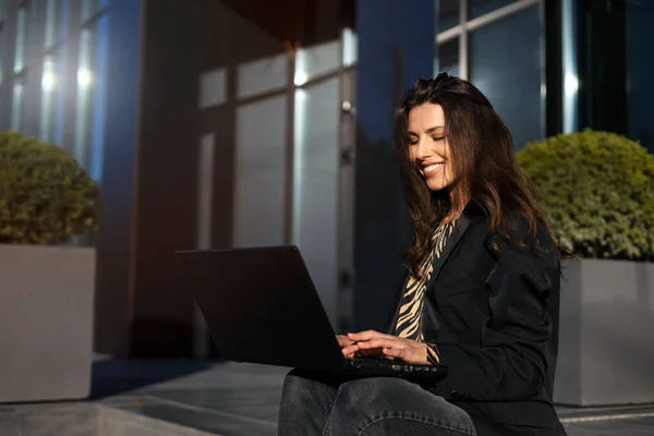 Retrato Uma Mulher Jovem Bonita Usando Laptop Comunicação Trabalho Freelance — Fotografia de Stock