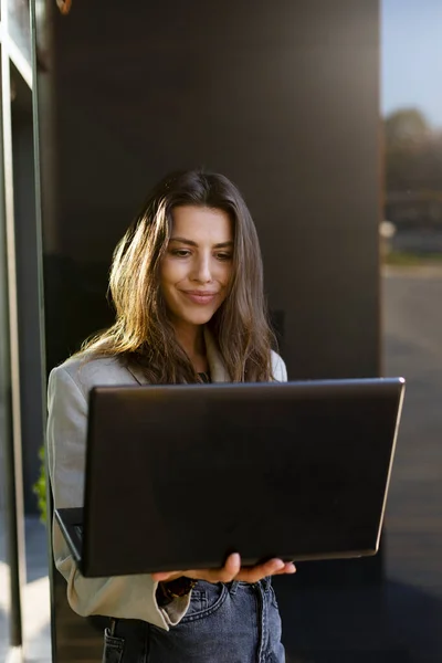 길에서 랩탑으로 일하는 아름다운 소녀의 현대의 사업가 옥외에서 노트북을 — 스톡 사진