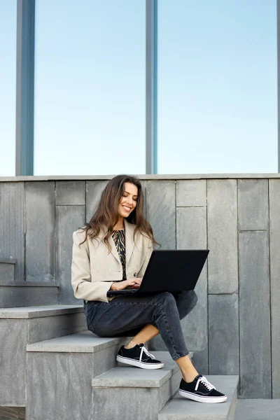 Retrato Programador Fêmea Feliz Usando Computador Portátil Internet Projeto Freelance — Fotografia de Stock