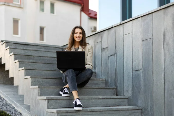 Pewna Siebie Kobieta Używająca Laptopa Pracująca Online Sprawy Zakończone Powodzeniem — Zdjęcie stockowe