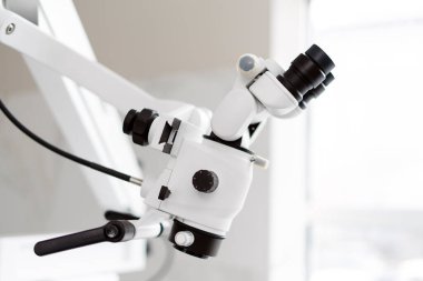 Diş mikroskobu, profesyonel bir dişçi için ekipman. Modern diş muayenehanesi modern ekipmanlarla donatılmıştır..