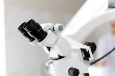 Yakın plan, modern diş tedavisi teknolojileri. Diş mikroskobu, profesyonel bir dişçi için ekipman..