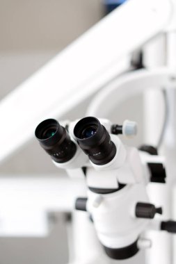 Yakın plan, modern diş tedavisi teknolojileri. Diş mikroskobu, profesyonel bir dişçi için ekipman..