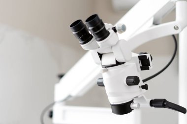 Diş sağlığı kliniğinde diş mikroskobu. Modern diş sağlığı kliniğinin profesyonel ekipmanları vardır..