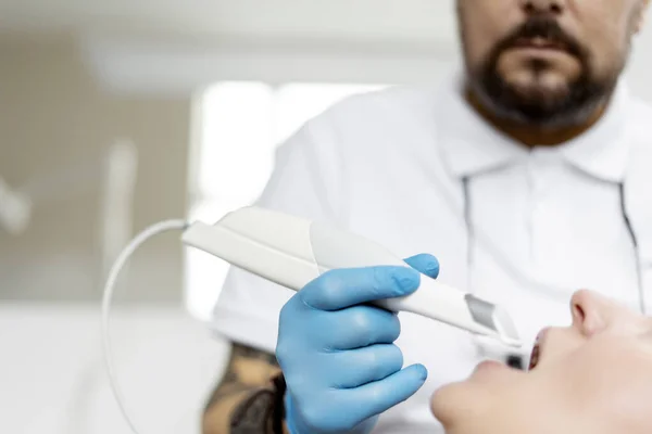 Brodaty Męski Lekarz Dentysta Jednorazowych Rękawiczkach Leczy Zęby Pacjenta Gabinecie — Zdjęcie stockowe