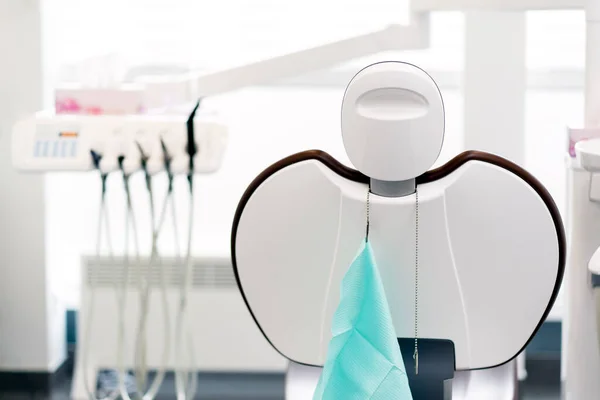 Dişçi Koltuğu Arka Görüş Modern Diş Tedavisi Teknolojileri Steril Ekipman — Stok fotoğraf