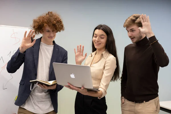Команда Молодих Менеджерів Спілкується Допомогою Відеодзвінків Дівчина Використовує Ноутбук Онлайн Стокове Зображення