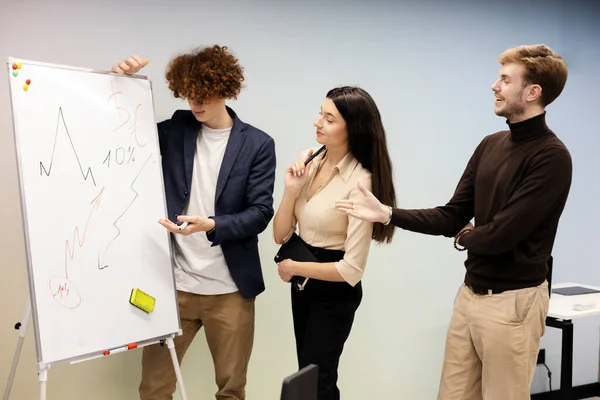 팀워크 젊은이들 관리자서서 차트에서 그림을 합니다 직원들은 사무실 실내에서 일한다 스톡 이미지