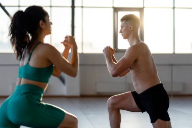 Sporcu İspanyol çift spor salonunda antrenman yapıyor, sağlık egzersizleri yapıyor.