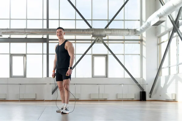 Lächelnder Hispanischer Muskulöser Mann Der Fitnessstudio Mit Sprungseil Trainiert Konzept — Stockfoto