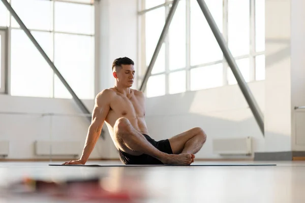 Aantrekkelijke Knappe Man Met Gesloten Ogen Zittend Mat Lotuspositie Mediterend — Stockfoto