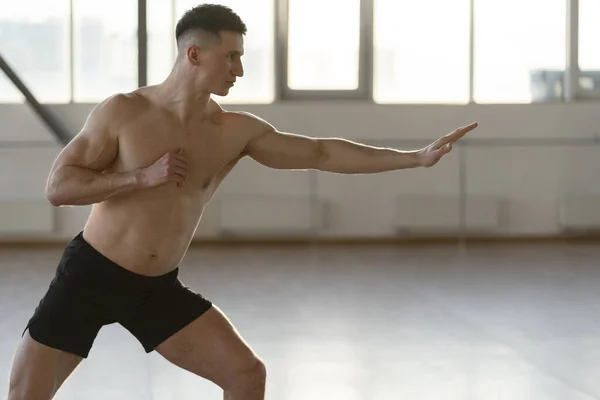 Ung Latin Man Gör Yoga Motionerar Inomhus Attraktiv Kille Som — Stockfoto