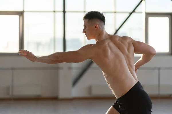 Muskulös Latin Man Utbildning Gym Gör Yoga Karate Tekniker Idrottskropp — Stockfoto