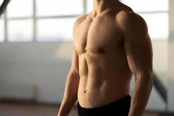 Pumpad Latinamerikansk Manlig Kropp Naken Överkropp Närbild Inomhus Kopieringsutrymme Människans — Stockfoto
