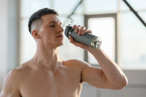 Attraktiv Fitter Mann Trinkt Wasser Nach Dem Training Innenräumen Außer — Stockfoto