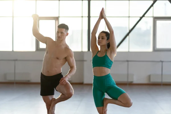 Latijnse Man Vrouw Aan Het Sporten Sportschool Yoga Aan Het — Stockfoto
