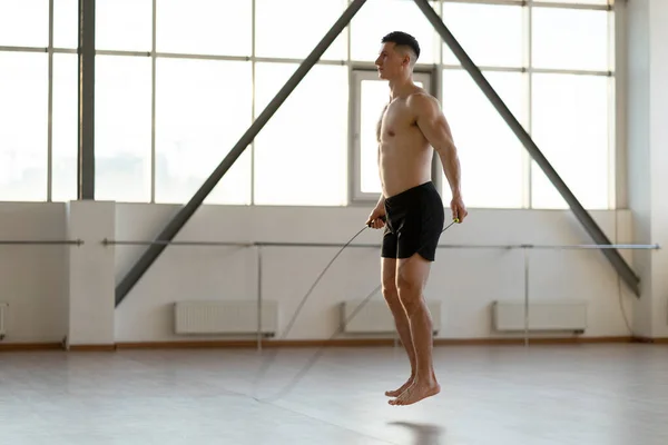 Привабливий Іспаномовний Чоловік Голим Торсом Робить Вправи Пропусканням Мотузки Концепція Стокове Фото