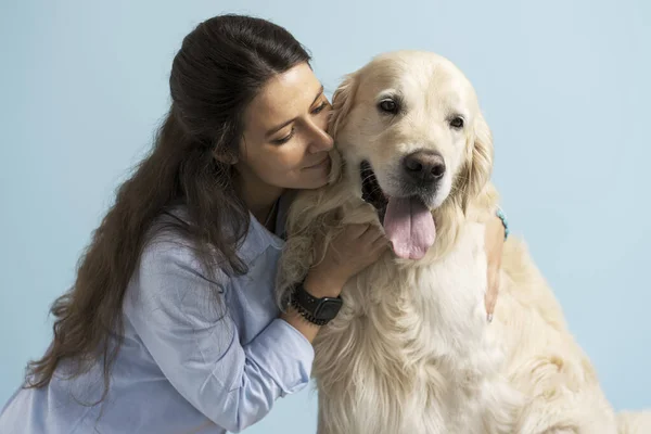Jovem Atraente Abraçando Seu Cão Amado Golden Retriever Olhando Para — Fotografia de Stock