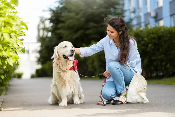 Sorrindo Mulher Latina Acariciando Seu Amado Cão Golden Retriever Rua — Fotografia de Stock