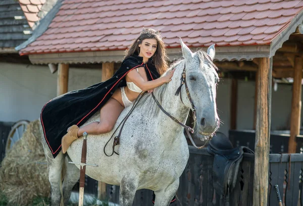 Sinnliche Brünette Prinzessin Mit Sexy Weißen Bikinis Auf Einem Pferd — Stockfoto
