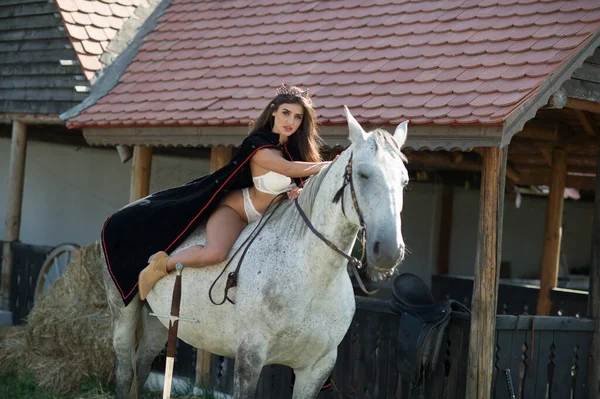 Чувственная Брюнетка Принцесса Сексуальными Белыми Бикини Верхом Лошади Портрет Девушки — стоковое фото