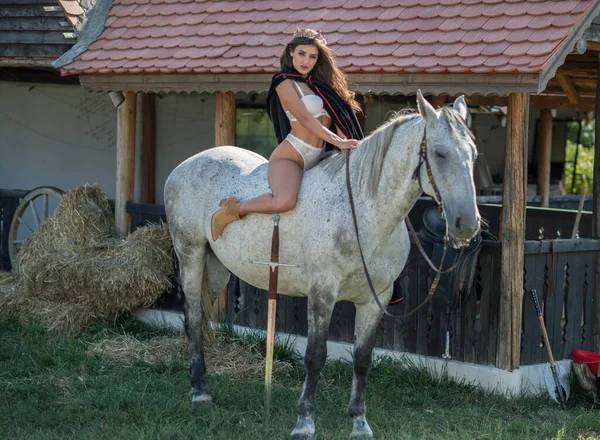 Sensuale Principessa Bruna Con Bikini Bianchi Sexy Cavallo Ritratto Una — Foto Stock