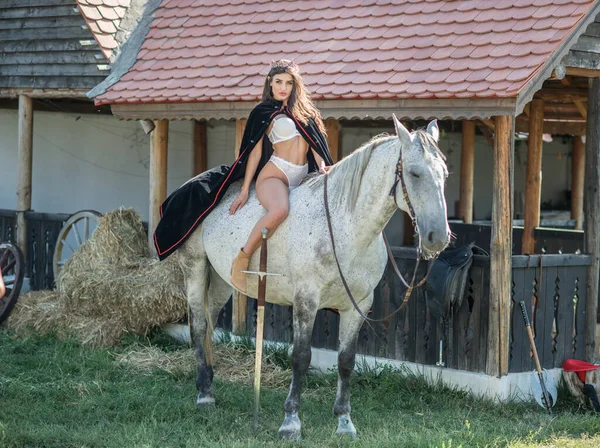 Putri Berambut Cokelat Sensual Dengan Bikini Putih Seksi Menunggang Kuda — Stok Foto