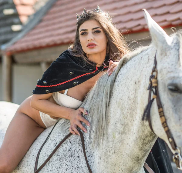 Seksi Beyaz Bikinili Seksi Esmer Prenses Ata Biniyor Pelerinli Tacı — Stok fotoğraf