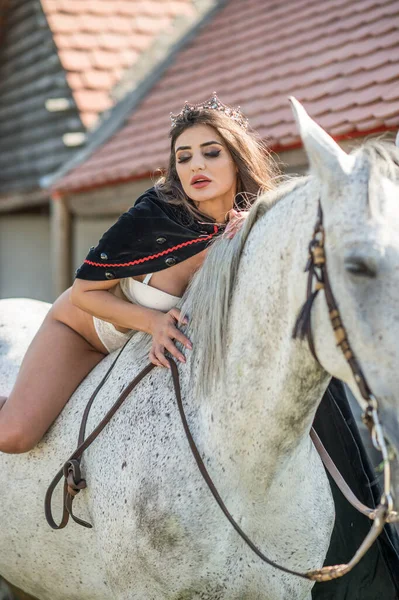 Sensuele Brunette Prinses Met Sexy Witte Bikini Rijden Een Paard — Stockfoto