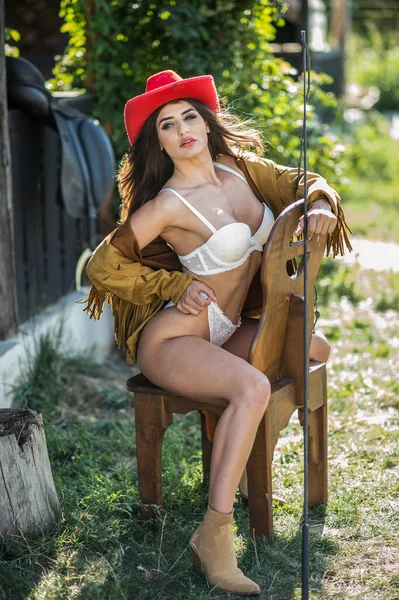 Seksi Taşralı Esmer Kadın Sandalyede Oturuyor Beyaz Çamaşırlı Kırmızı Şapkalı — Stok fotoğraf