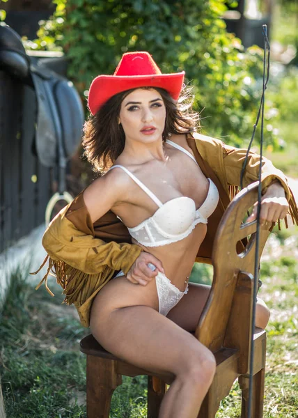 Femme Brune Sensuelle Avec Sexy Look Country Sur Chaise Portrait — Photo